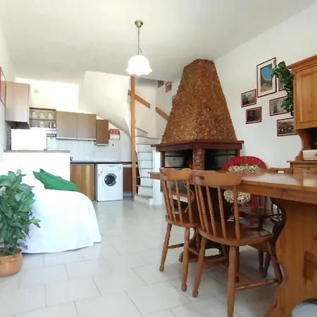Basic Seafront Apt-short Walk To Sottotorre 卡拉赛达
