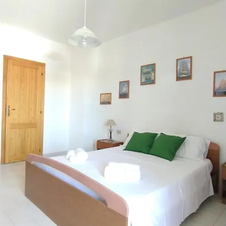 Basic Seafront Apt-short Walk To Sottotorre